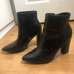 FAUX CROC SKIN ZIP-UP BLACK BOOTIES